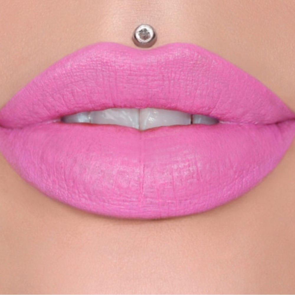Jeffree Star VELVET LACED CAKE